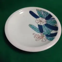 花と葉の絵柄の円形皿　有田焼