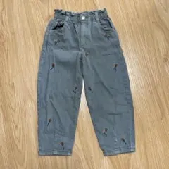 グレーの花柄刺繍デニムパンツ