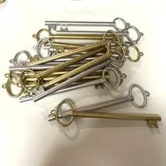 古風な金属製の鍵 古風な金属製の鍵6本セット - メルカリ