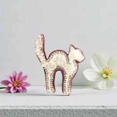 ビーズ刺繍 猫シルエットブローチ ハンドメイド 匿名発送