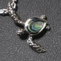 幸運を運ぶホヌ（海亀） アバロンシェル入りペンダント リゾート感溢れるネックレス