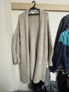 グレーのニットロングカーディガン
