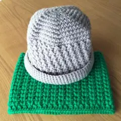 グレーのニット帽＆緑のネックウォーマーセット