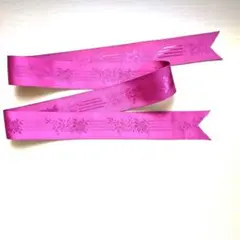 濃いピンク色のリボン