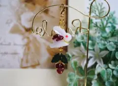 白うさぎといちごのチャーム