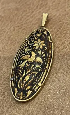 鳥と花の彫刻 オーバルチャーム