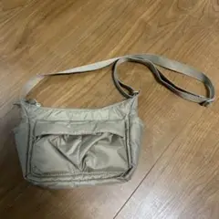 ユニクロ　ノベルティ　ベージュ ナイロン ショルダーバッグ