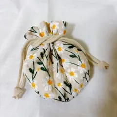 ハンドメイド　まん丸巾着袋　ポーチ　マチ無し　デイジー刺繍　裏地あり
