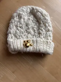 ホワイト編み込みニット帽 ゴールドボタン付き
