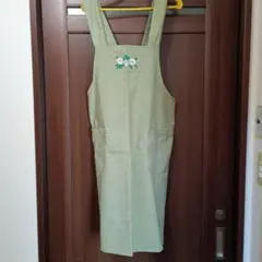 緑色のチェック柄エプロン