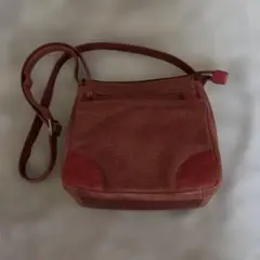 赤いレザーショルダーバッグ