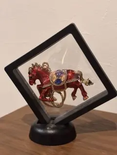 馬モチーフ キーホルダー ビジュー 赤 展示フレーム付き