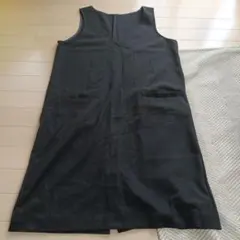 黒のVネックノースリーブワンピース