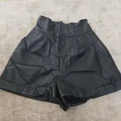 ハイウエスト 合成皮革 ショートパンツ 黒
