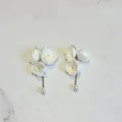 Bride me フラワーピアス　ブライダルアクセサリー　ホワイト　立体
