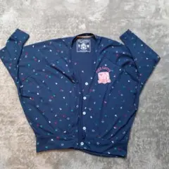 英語のロゴでちりばめられてるカーディガン