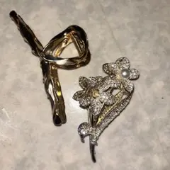 花モチーフのゴールドヘアクリップ