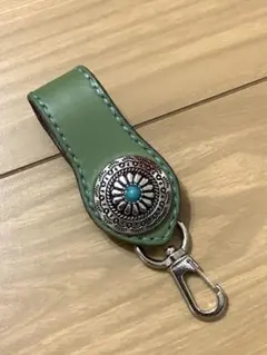ハンドメイド　緑色レザーキーリング ターコイズ装飾コンチョ付き