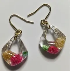 ハンドメイド カラーかすみ草のレジンピアス