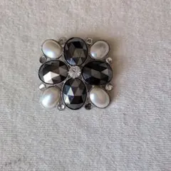 花形ブローチ 黒と白のパール