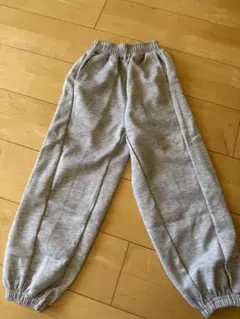カジュアル　グレー　パンツ