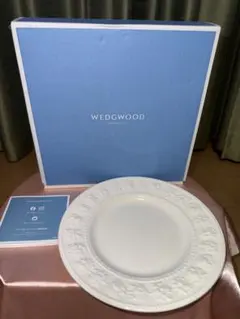 WEDGWOOD ホワイトプレート 装飾付き