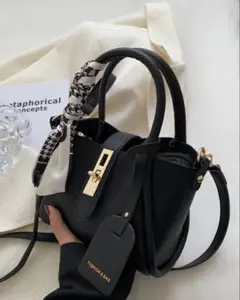 ブラックレザー風ハンドバッグ