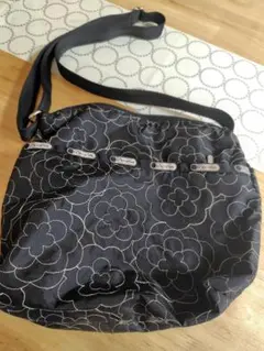 LE SPORTSAC ブラック花柄ショルダーバッグ