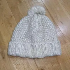 アイボリー ポンポン付きニット帽