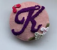 イニシャルブローチ　K くるみボタン　刺繍