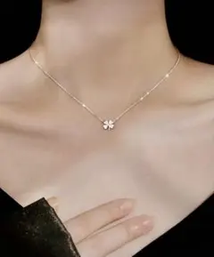 クローバーネックレス　ジルコニア　四つ葉　ラッキーアイテム　シンプル　可愛い