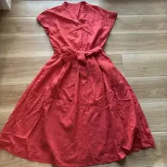 赤いノースリーブひざ丈ワンピース
