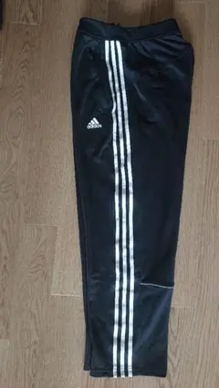 adidas 黒 ストライプ ジャージパンツ