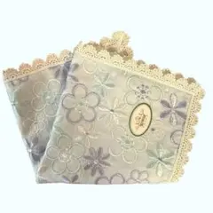TOCCAトッカガーゼハンカチ・ブルー花刺繍・ホワイトレース・上品・新品未使用品のサムネイル