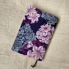 ハンドメイドのブックカバー、文庫本サイズ　花柄