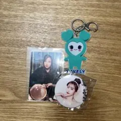 TWICEミナの公式缶バッジ、公式トレカ、キーホルダー、モモの公式トレカ