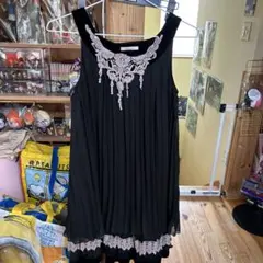 axes femme 刺繍付きブラックドレス