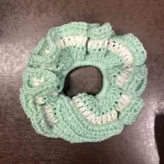 ハンドメイド シュシュ 毛糸 かぎ編み 編み物 緑 グリーン 白 ホワイト