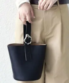 ニュアンスバックルミニバケット 黒。