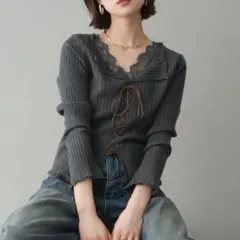 lumierレースネック　レースアップ　リブニットトップス グレー