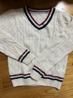 ホワイト ケーブル編み Vネックセーター