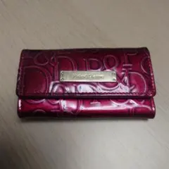 赤の合成皮革製キーケース、Pinky&Dianneのロゴ付き。のサムネイル