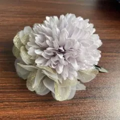 薄紫色の花モチーフブローチ