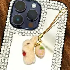 ⭐️羊毛フェルト ♡ふわふわウサギとイチゴボールキーホルダー・携帯ストラップ