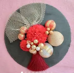 赤のピンポンマムとゴールドの和玉かんざしにガーネット色のタッセルの髪飾り