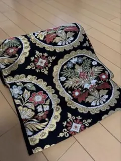 華やかな袋帯　黒地に雪輪紋　正絹