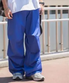 青いナイロンワークパンツ