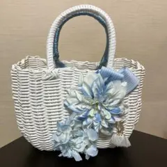 ホワイト かごバッグ 青い花とタッセル付き