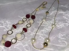 パールとワインレッド色が特徴のネックレス　2本