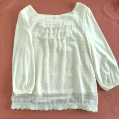 anySiS エニィシィス　フリル付きアイボリー系色ブラウス